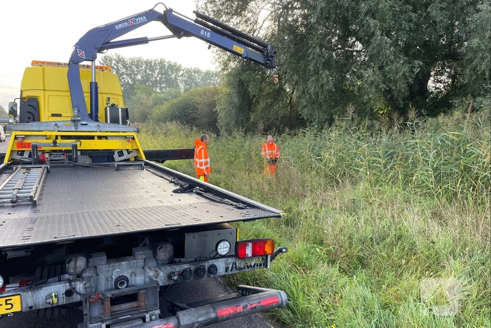 Automobilist raakt van de snelweg belandt op de kop in sloot