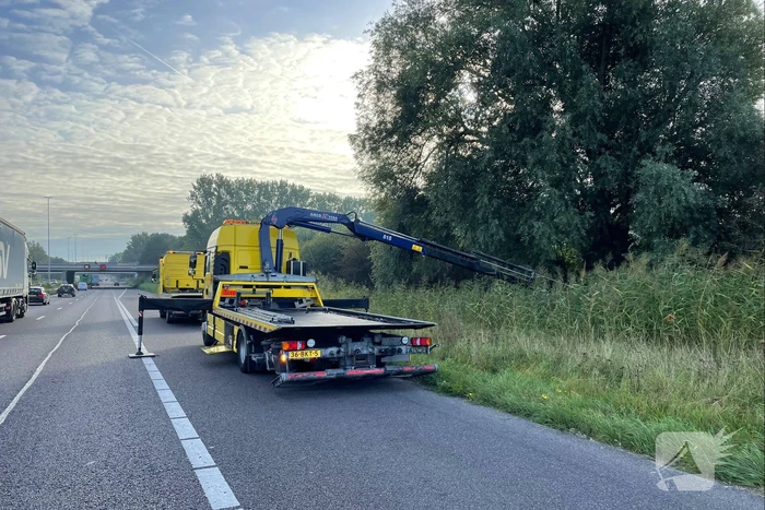 Automobilist raakt van de snelweg belandt op de kop in sloot