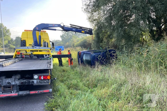 Automobilist raakt van de snelweg belandt op de kop in sloot