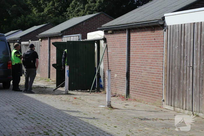 Vele vaten met grondstoffen voor drugs aangetroffen in achtertuin