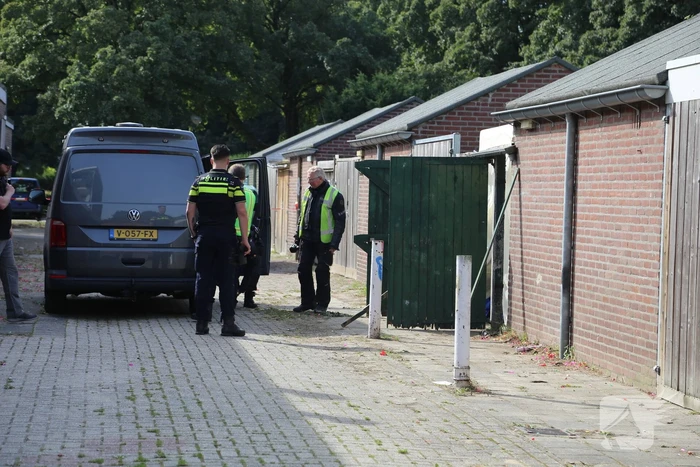Vele vaten met grondstoffen voor drugs aangetroffen in achtertuin