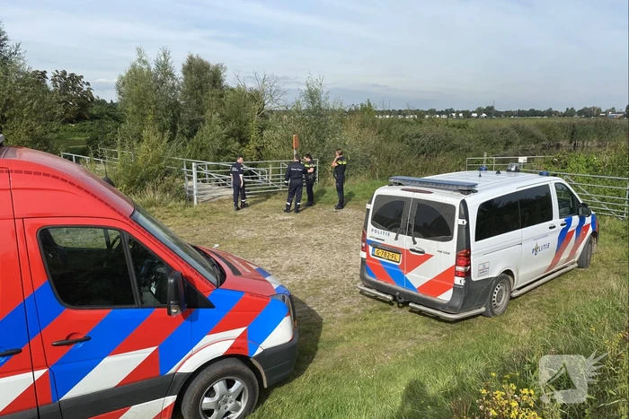 Zoekactie na aantreffen kledingstukken in natuurgebied