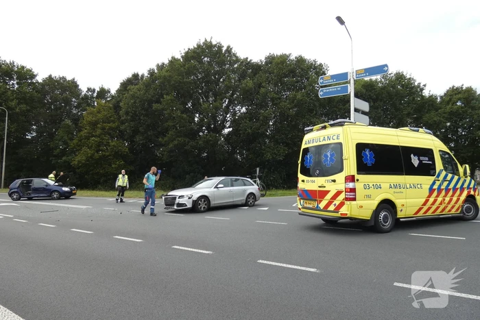 Auto's botsen op kruising