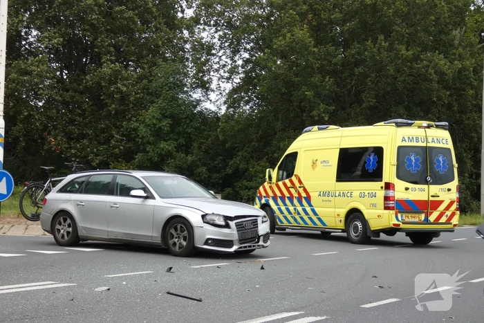 Auto's botsen op kruising