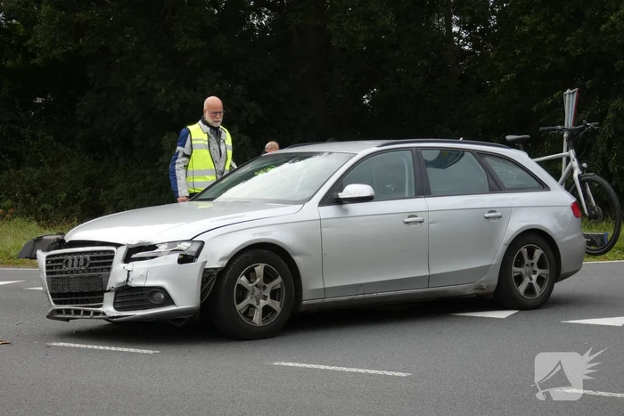 Auto's botsen op kruising