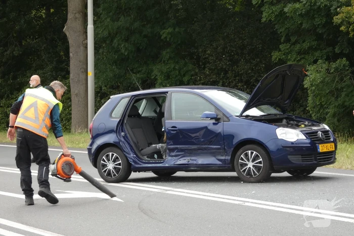 Auto's botsen op kruising