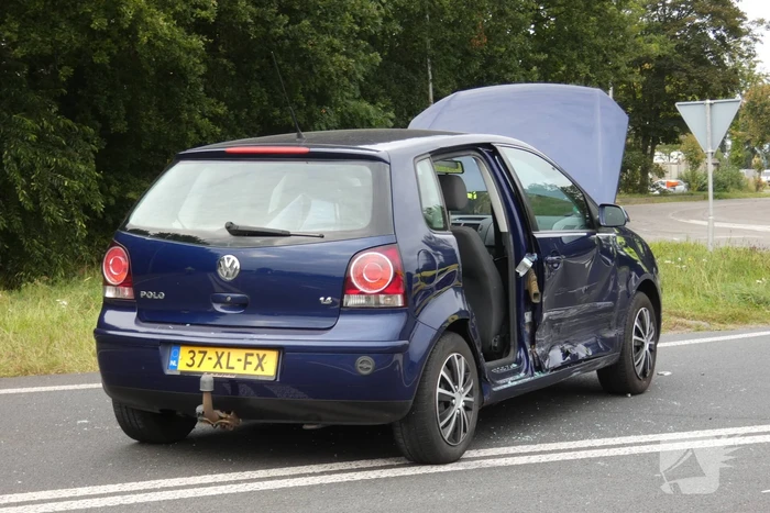Auto's botsen op kruising