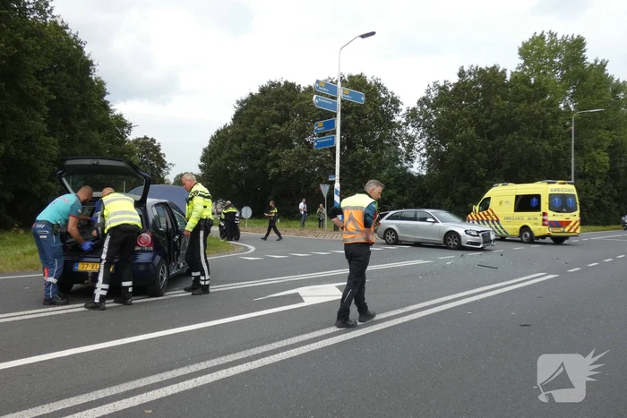 Auto's botsen op kruising