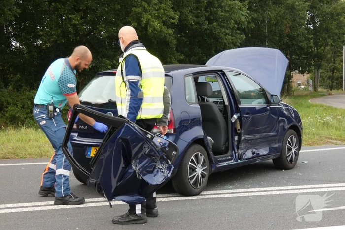Auto's botsen op kruising