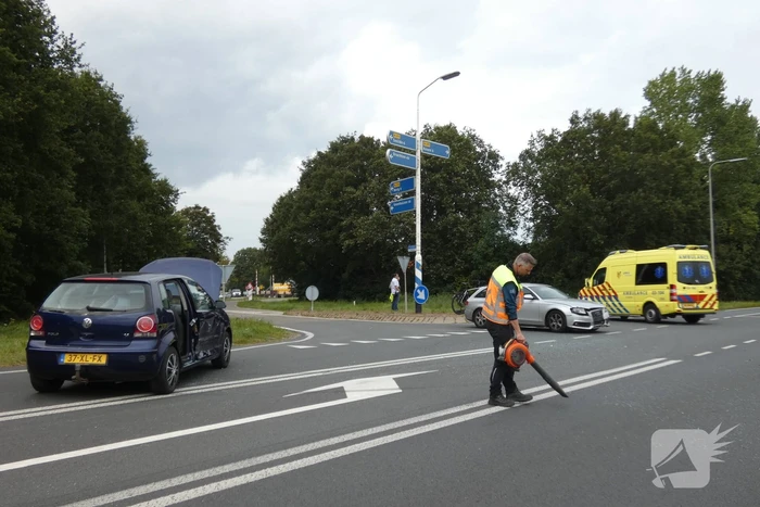Auto's botsen op kruising