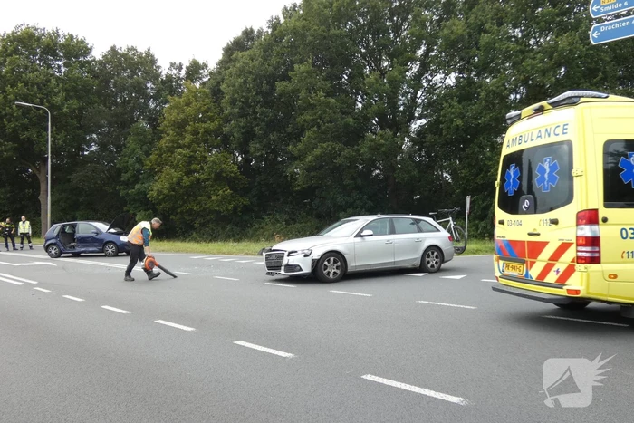 Auto's botsen op kruising