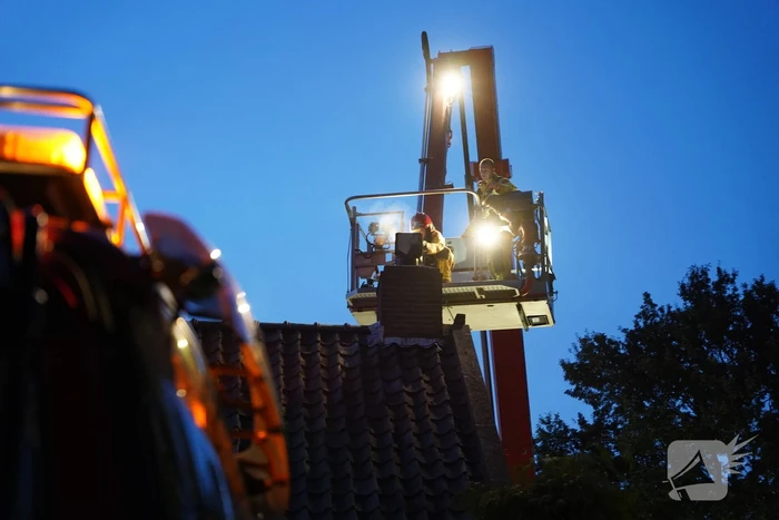 Brandweer blust brand in schoorsteen bij boerderij