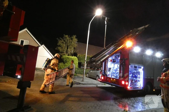 Brandweer blust schoorsteenbrand