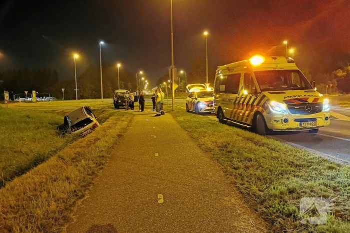 Automobiliste rijdt rechtdoor over rotonde en belandt in de sloot