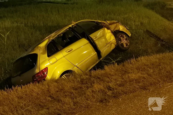 Automobiliste rijdt rechtdoor over rotonde en belandt in de sloot
