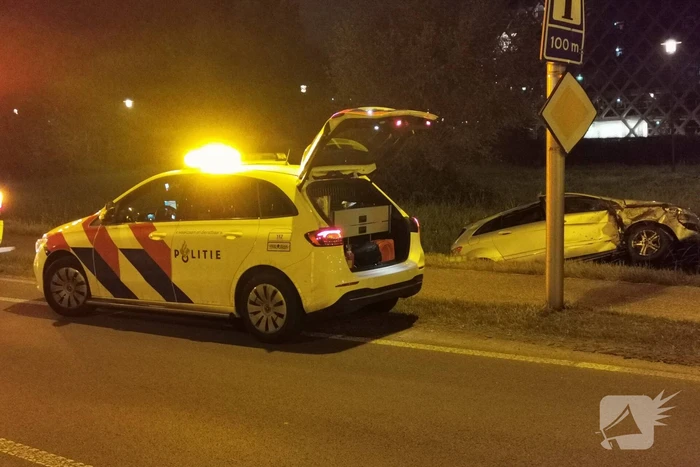 Automobiliste rijdt rechtdoor over rotonde en belandt in de sloot