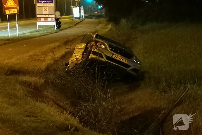 Automobiliste rijdt rechtdoor over rotonde en belandt in de sloot