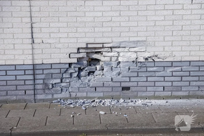 Auto rijdt tegen gevel Esso-tankstation aan