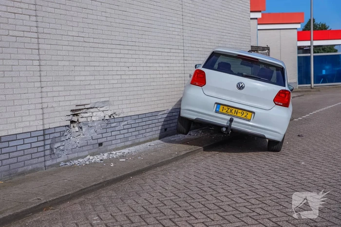 Auto rijdt tegen gevel Esso-tankstation aan