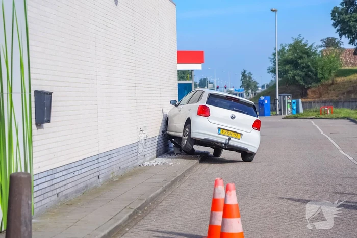 Auto rijdt tegen gevel Esso-tankstation aan