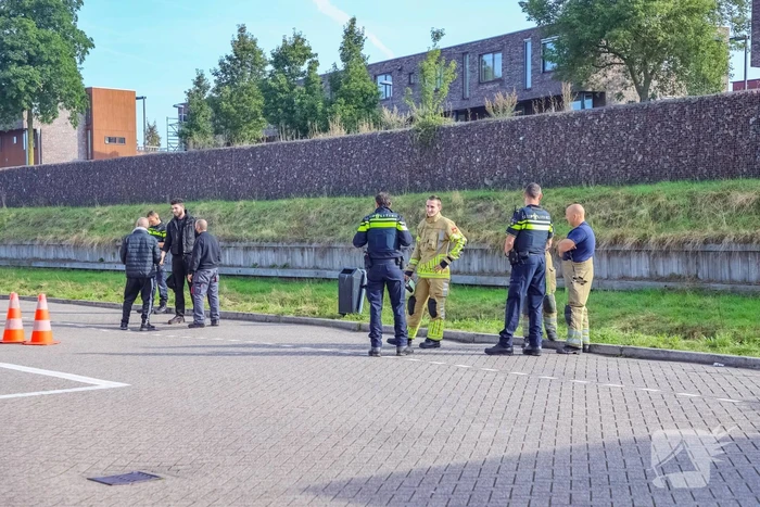 Auto rijdt tegen gevel Esso-tankstation aan
