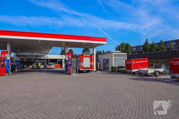 Auto rijdt tegen gevel Esso-tankstation aan