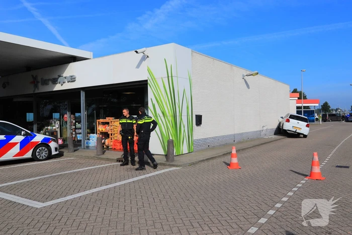 Auto rijdt tegen gevel Esso-tankstation aan