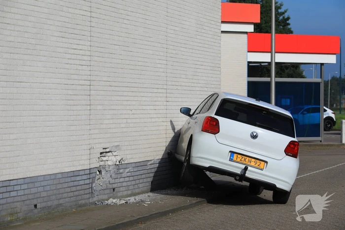 Auto rijdt tegen gevel Esso-tankstation aan