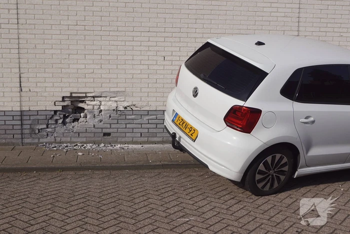 Auto rijdt tegen gevel Esso-tankstation aan