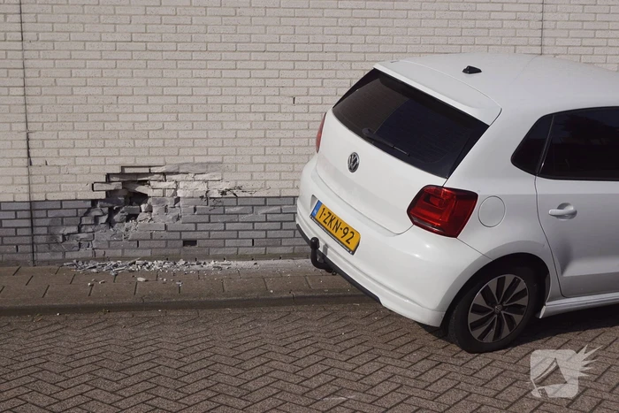 Auto rijdt tegen gevel Esso-tankstation aan