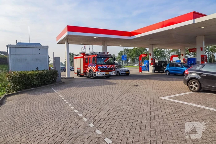Auto rijdt tegen gevel Esso-tankstation aan