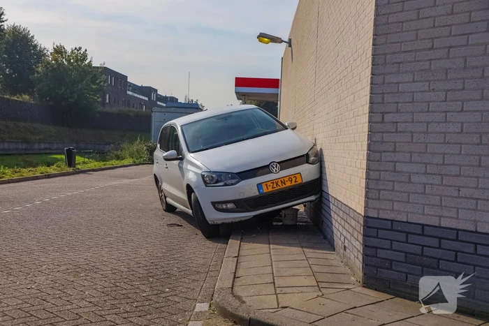 Auto rijdt tegen gevel Esso-tankstation aan