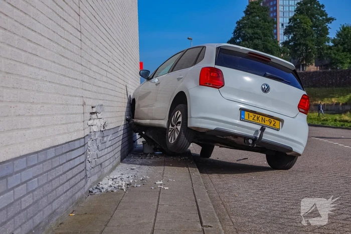 Auto rijdt tegen gevel Esso-tankstation aan