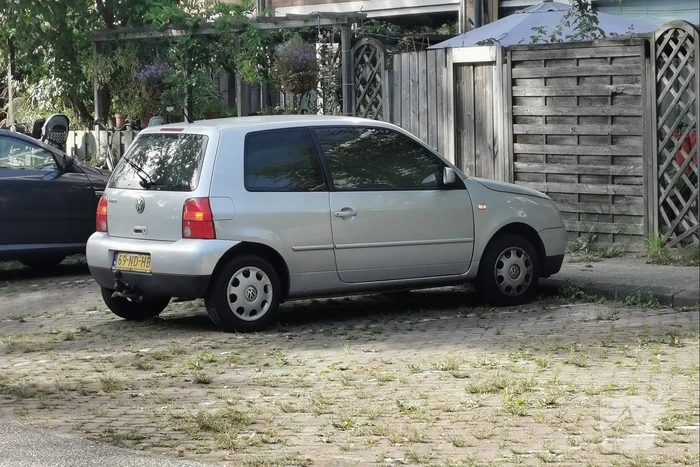 Auto vat vlam op parkeerplaats