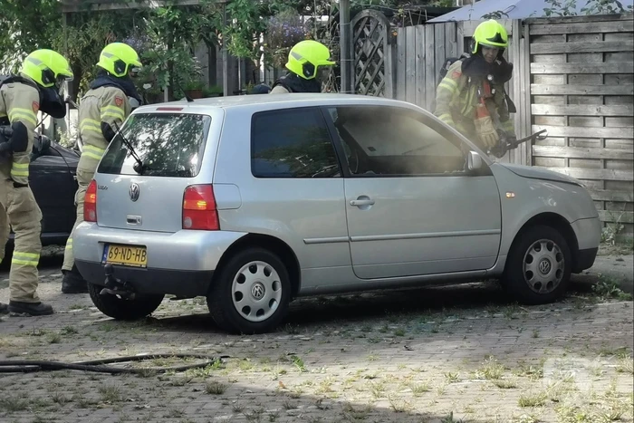 Auto vat vlam op parkeerplaats