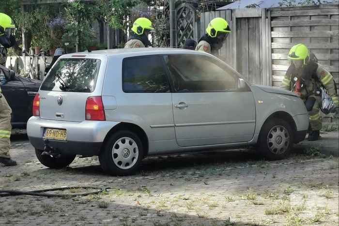 Auto vat vlam op parkeerplaats