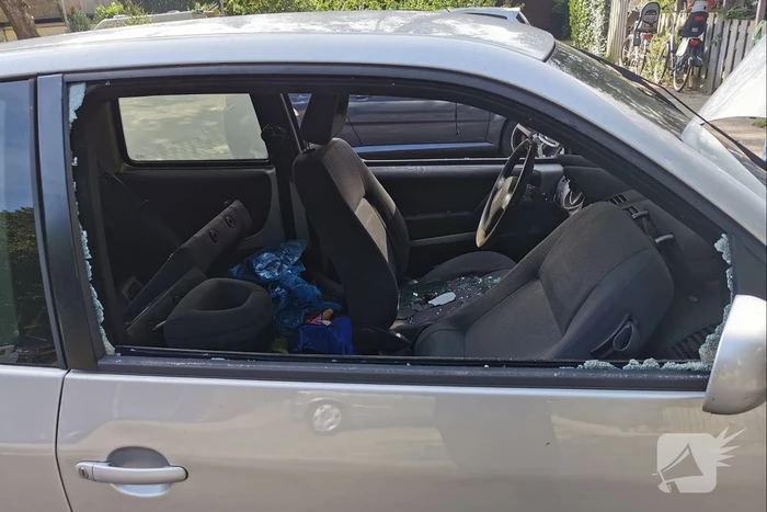 Auto vat vlam op parkeerplaats