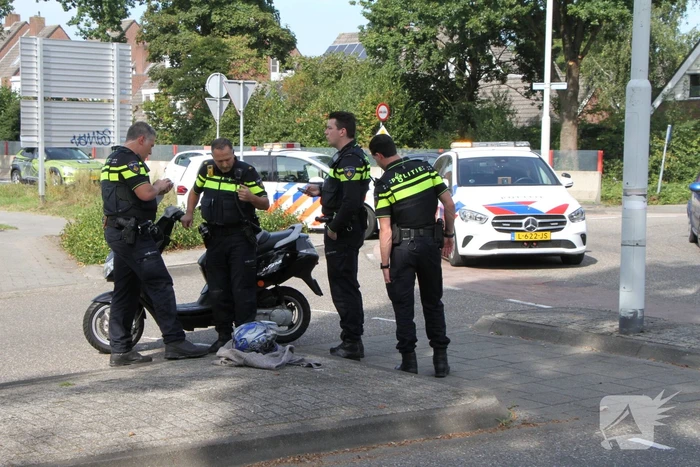 Scooterrijder aangereden door auto op rotonde