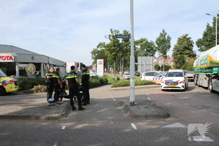 Scooterrijder aangereden door auto op rotonde