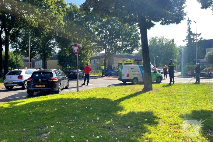 Fietser aangereden door auto op rotonde