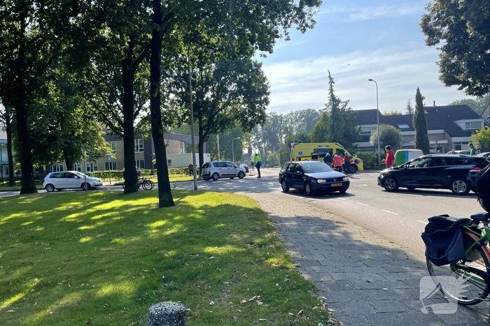 Fietser aangereden door auto op rotonde