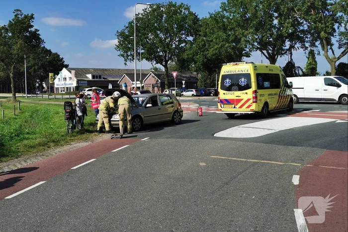 Drie voertuigen botsen op kruising