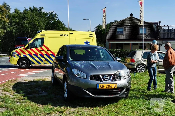 Drie voertuigen botsen op kruising