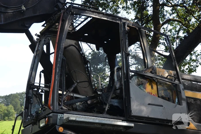 Graafmachine vliegt in brand