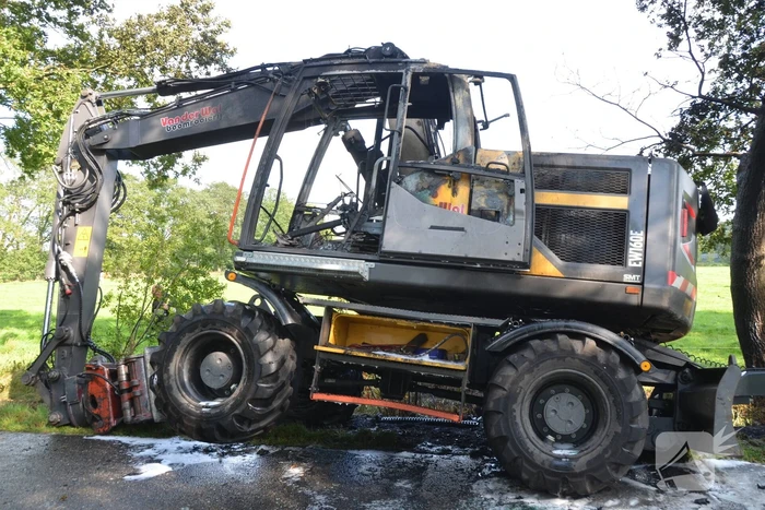 Graafmachine vliegt in brand