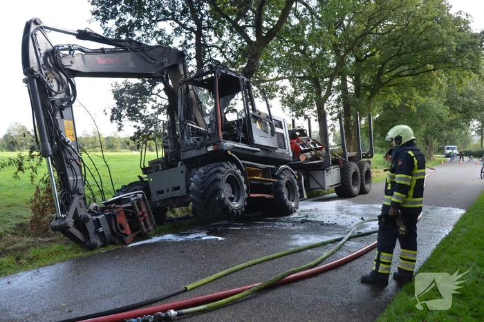 Graafmachine vliegt in brand