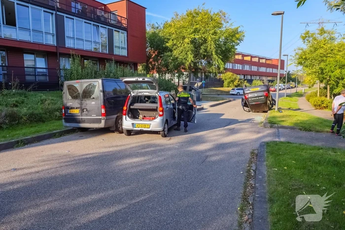 Bezorgauto Mr Sushi slaat over de kop na botsing