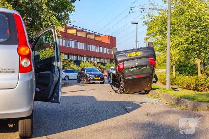 Bezorgauto Mr Sushi slaat over de kop na botsing