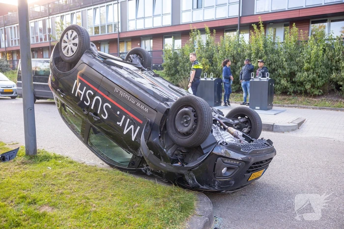 Bezorgauto Mr Sushi slaat over de kop na botsing
