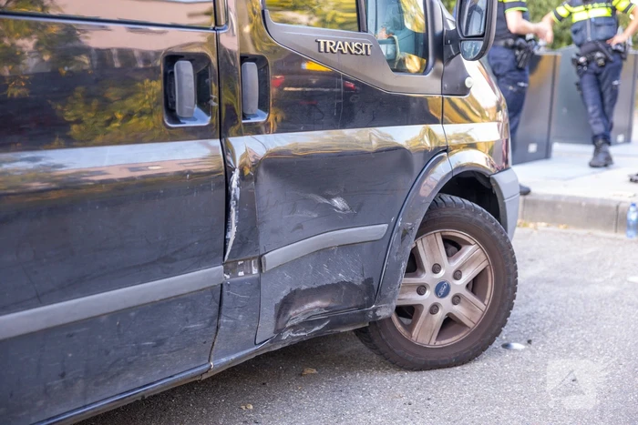Bezorgauto Mr Sushi slaat over de kop na botsing